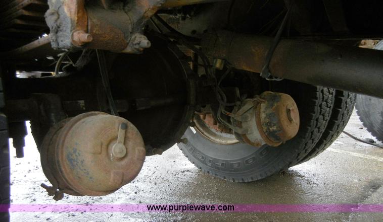 image for item 2252 1994 Ford F800 dump truck with sprayer