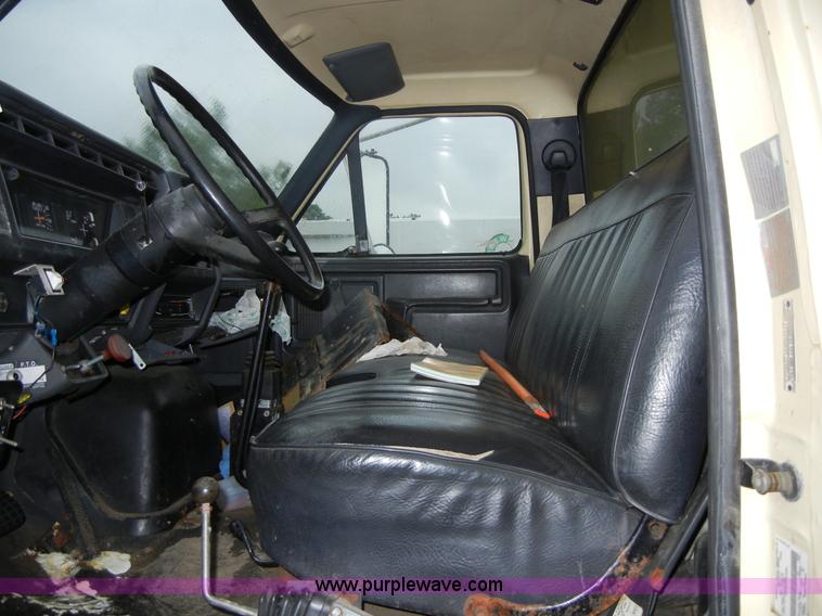 image for item 2252 1994 Ford F800 dump truck with sprayer