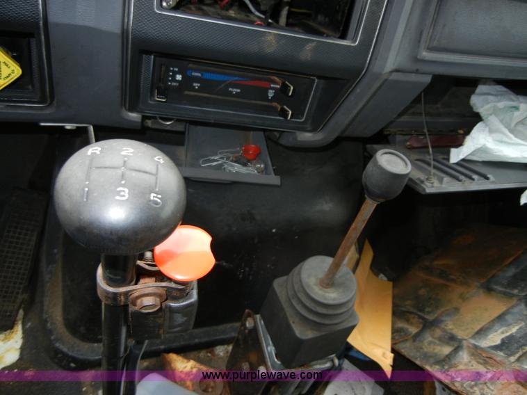 image for item 2252 1994 Ford F800 dump truck with sprayer