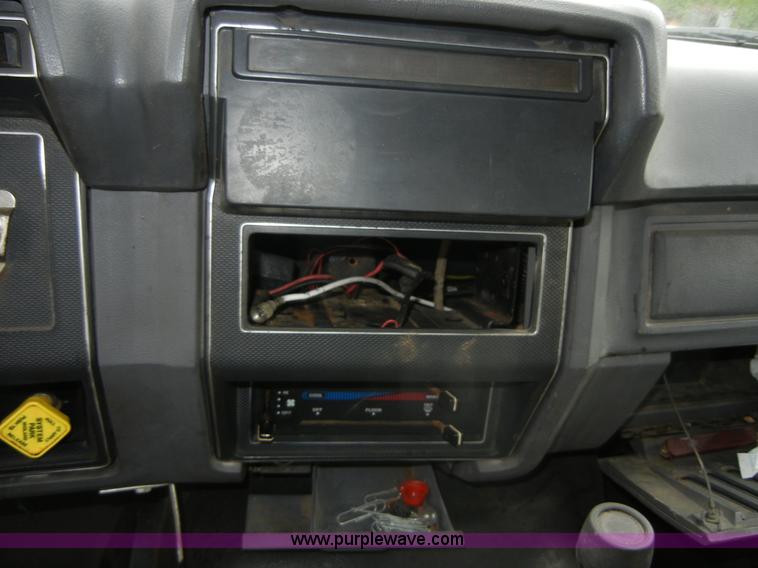 image for item 2252 1994 Ford F800 dump truck with sprayer