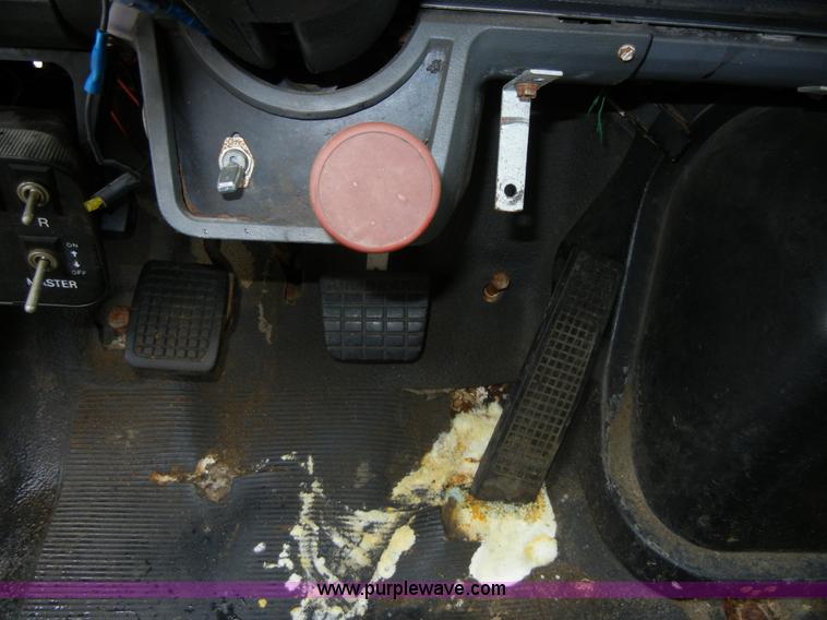 image for item 2252 1994 Ford F800 dump truck with sprayer