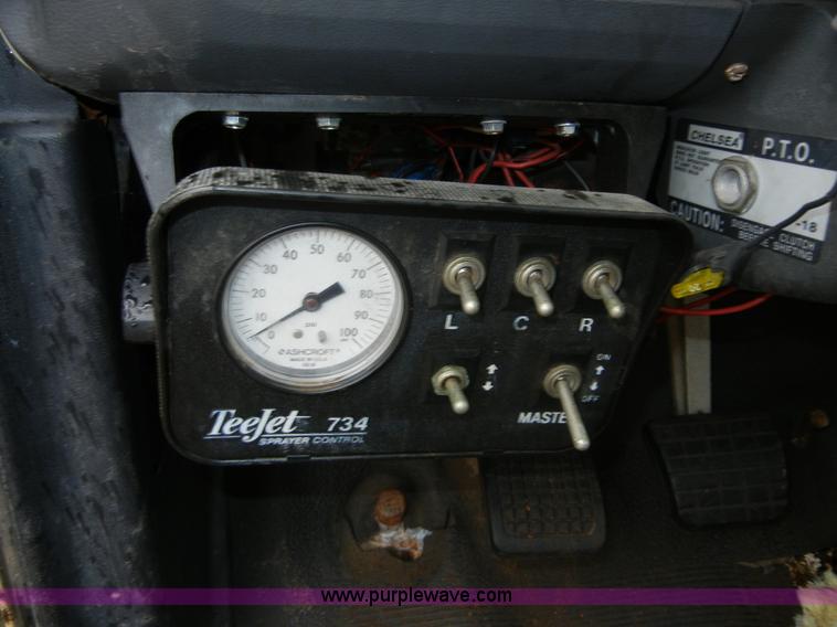 image for item 2252 1994 Ford F800 dump truck with sprayer