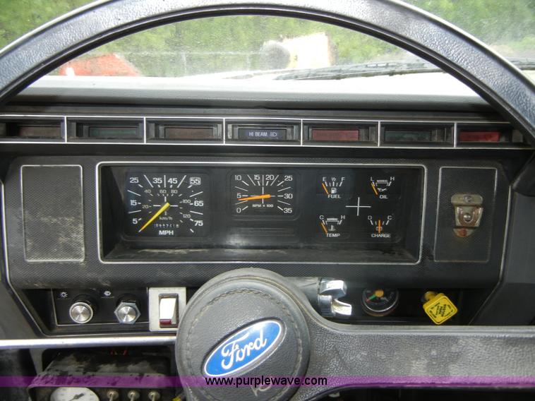 image for item 2252 1994 Ford F800 dump truck with sprayer