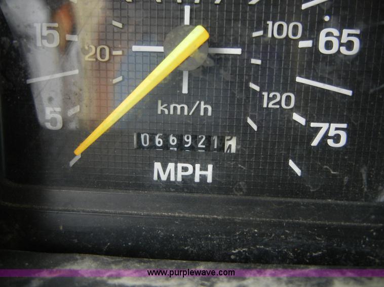 image for item 2252 1994 Ford F800 dump truck with sprayer