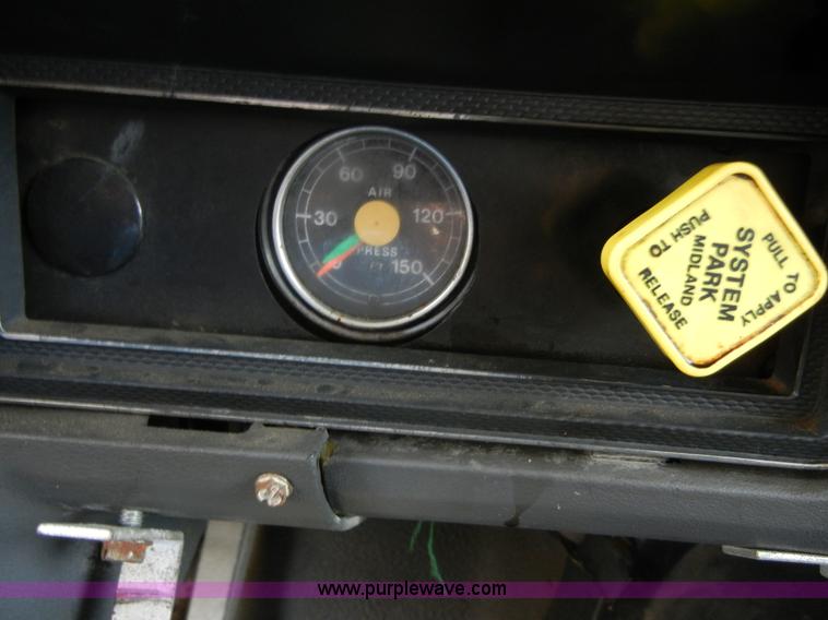 image for item 2252 1994 Ford F800 dump truck with sprayer