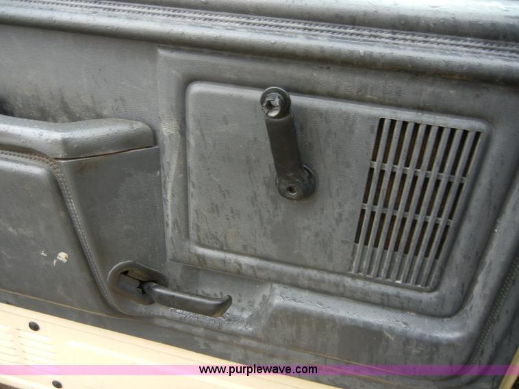 image for item 2252 1994 Ford F800 dump truck with sprayer