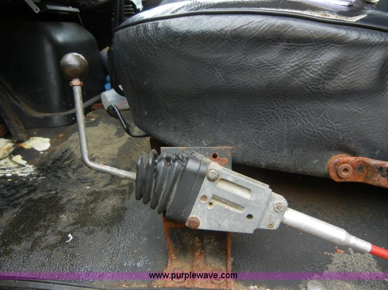 image for item 2252 1994 Ford F800 dump truck with sprayer