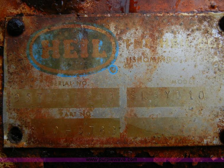 image for item 2252 1994 Ford F800 dump truck with sprayer