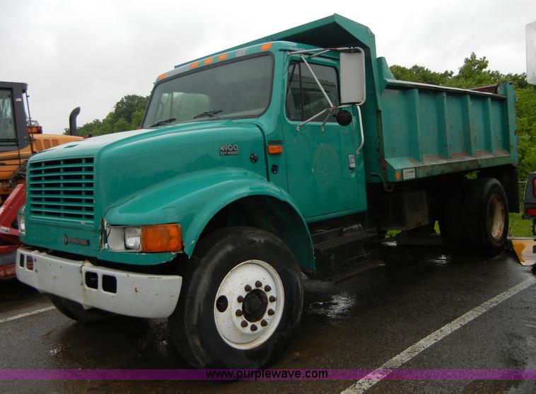 image for item 2253 2001 International 4900 single axle dump truck
