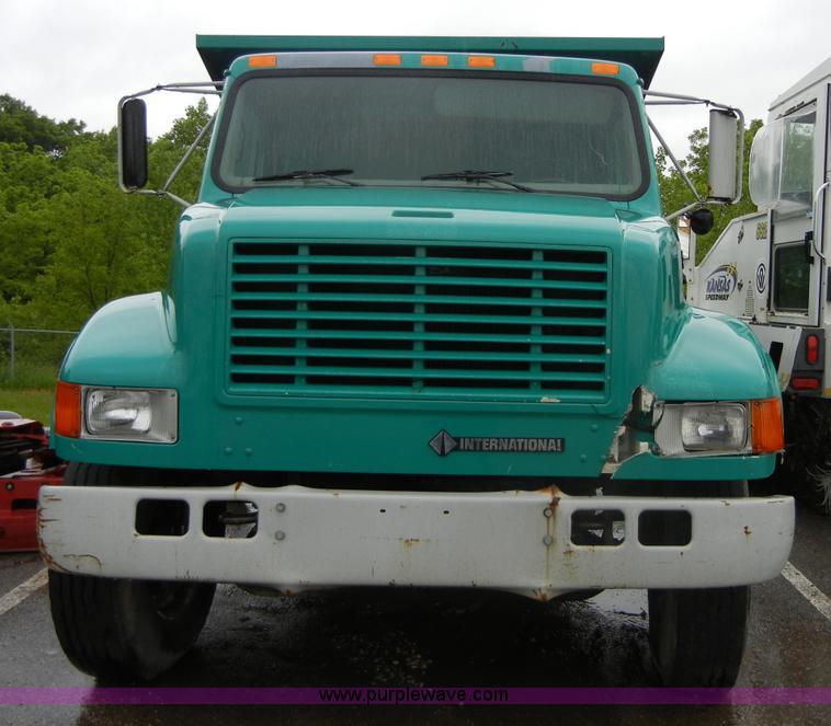 image for item 2253 2001 International 4900 single axle dump truck
