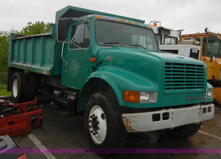 image for item 2253 2001 International 4900 single axle dump truck
