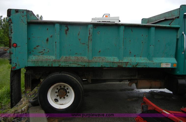 image for item 2253 2001 International 4900 single axle dump truck