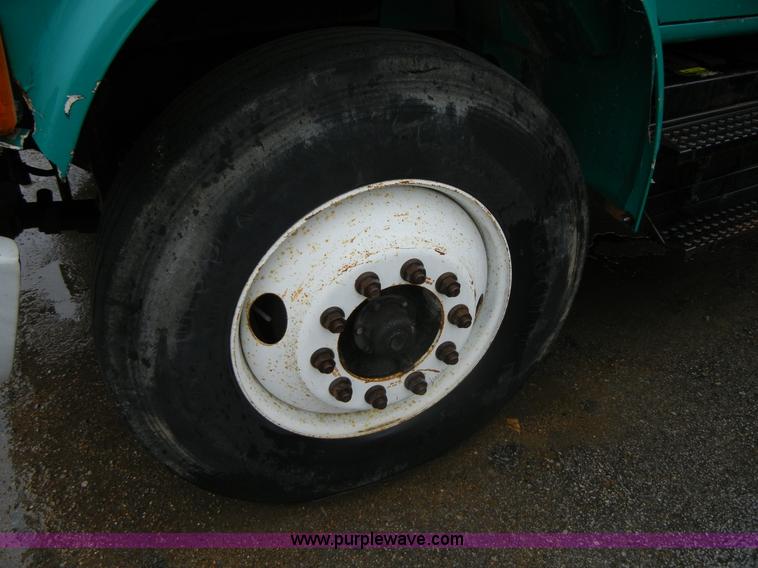 image for item 2253 2001 International 4900 single axle dump truck