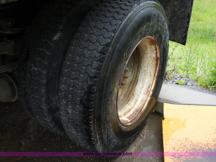 image for item 2253 2001 International 4900 single axle dump truck