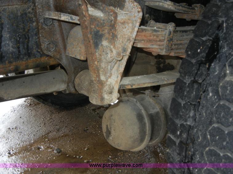 image for item 2253 2001 International 4900 single axle dump truck