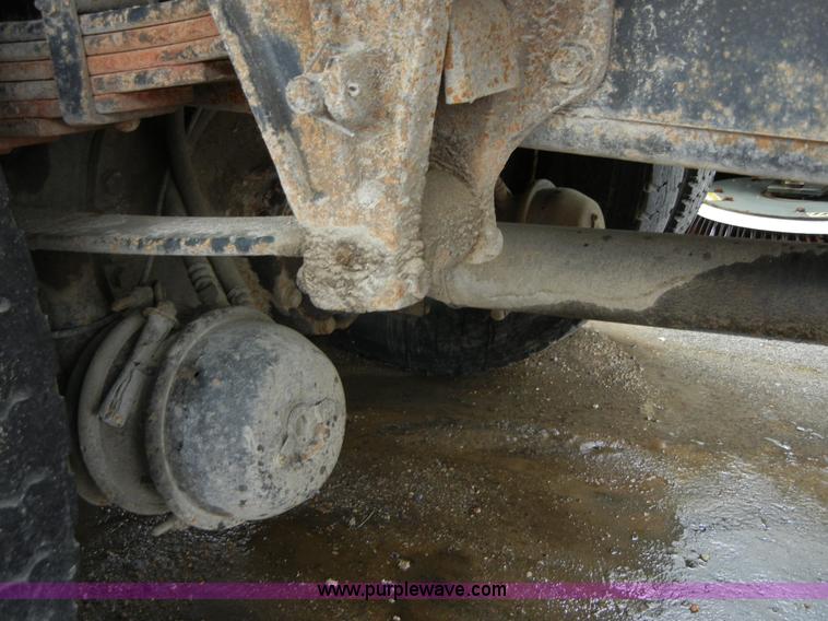 image for item 2253 2001 International 4900 single axle dump truck