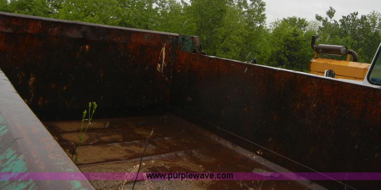 image for item 2253 2001 International 4900 single axle dump truck