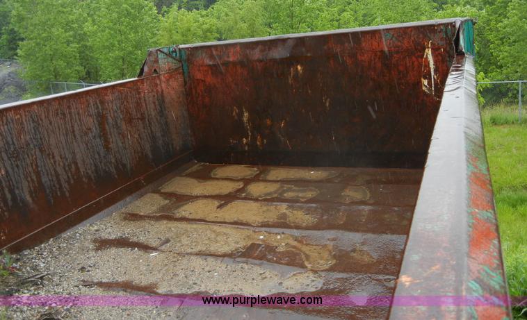 image for item 2253 2001 International 4900 single axle dump truck