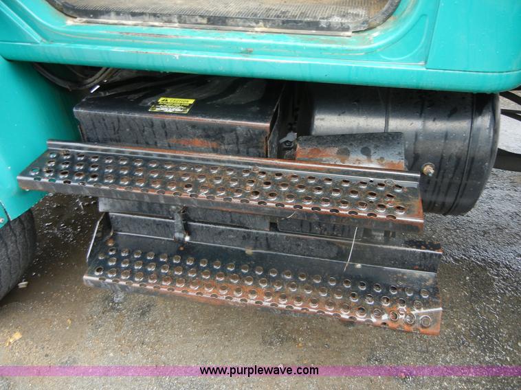 image for item 2253 2001 International 4900 single axle dump truck