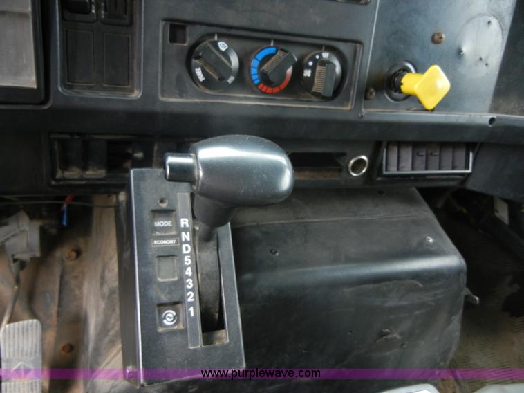 image for item 2253 2001 International 4900 single axle dump truck