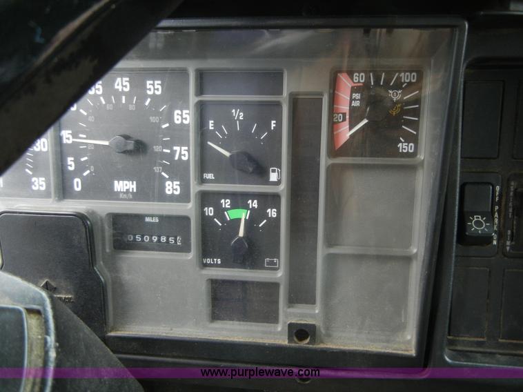 image for item 2253 2001 International 4900 single axle dump truck