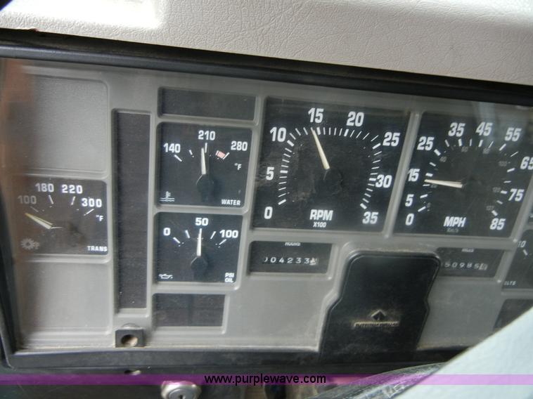 image for item 2253 2001 International 4900 single axle dump truck