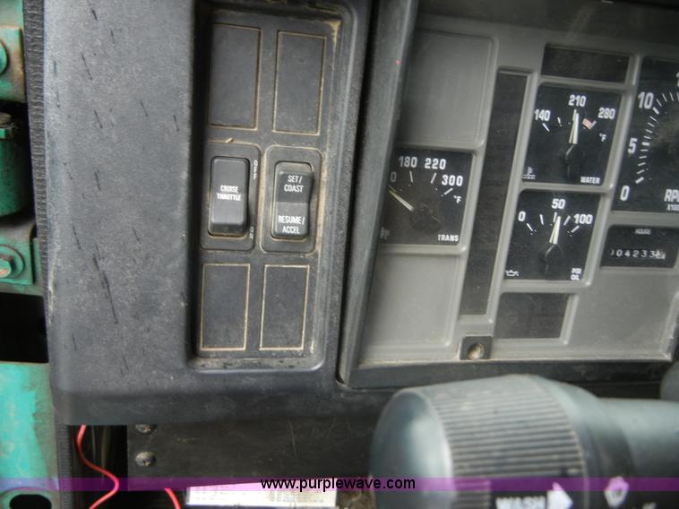 image for item 2253 2001 International 4900 single axle dump truck