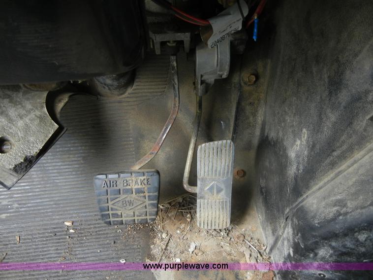 image for item 2253 2001 International 4900 single axle dump truck