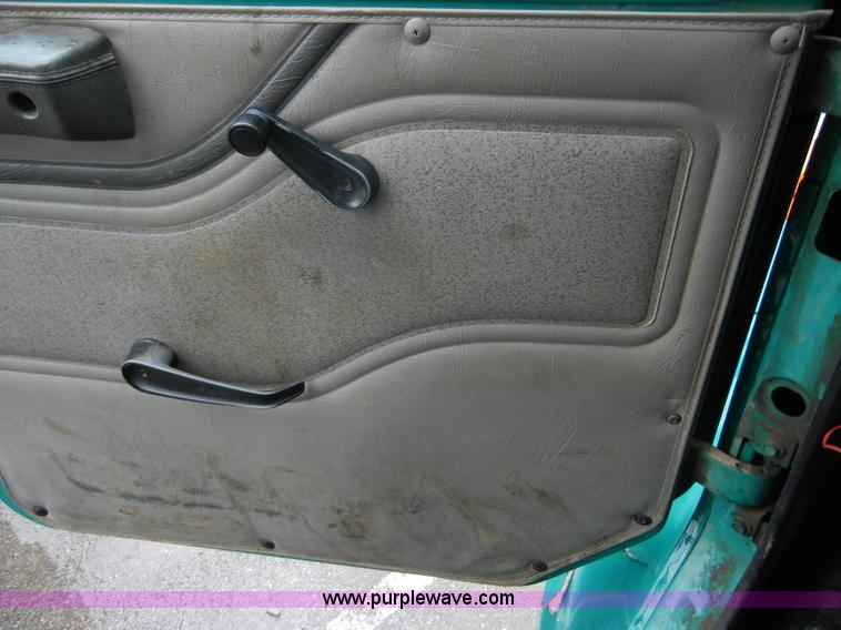 image for item 2253 2001 International 4900 single axle dump truck