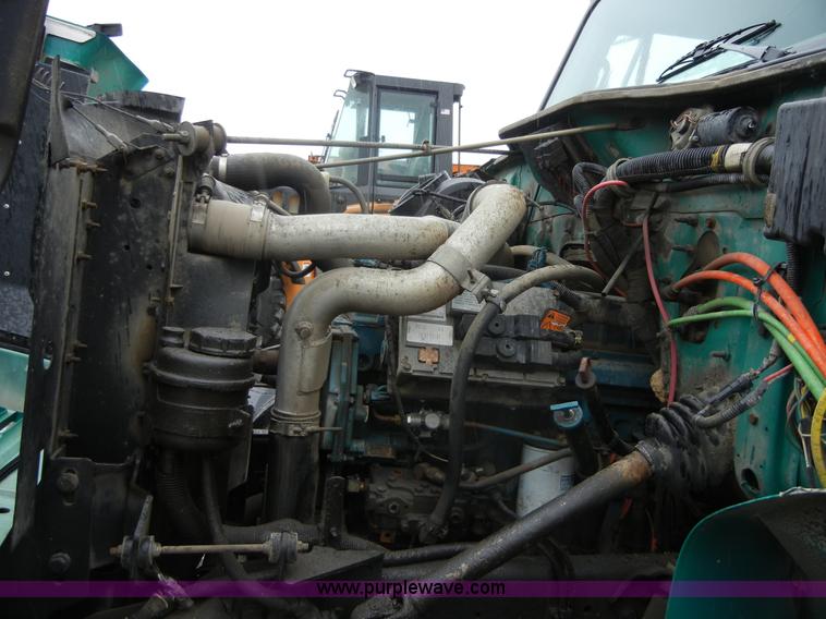 image for item 2253 2001 International 4900 single axle dump truck