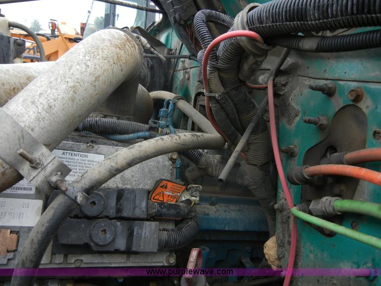 image for item 2253 2001 International 4900 single axle dump truck