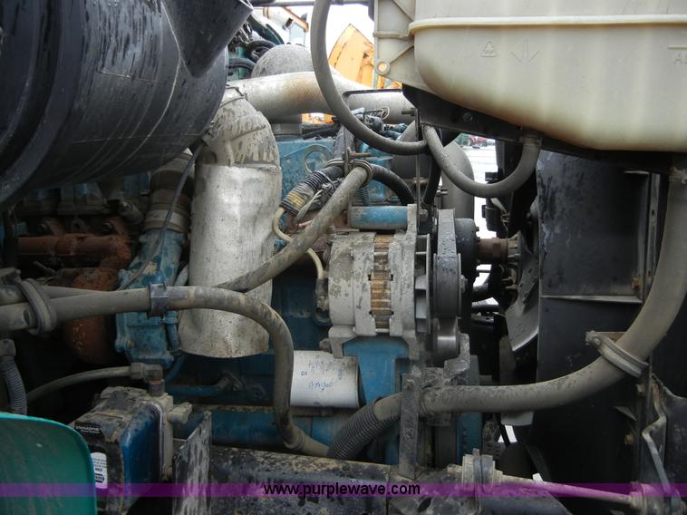 image for item 2253 2001 International 4900 single axle dump truck