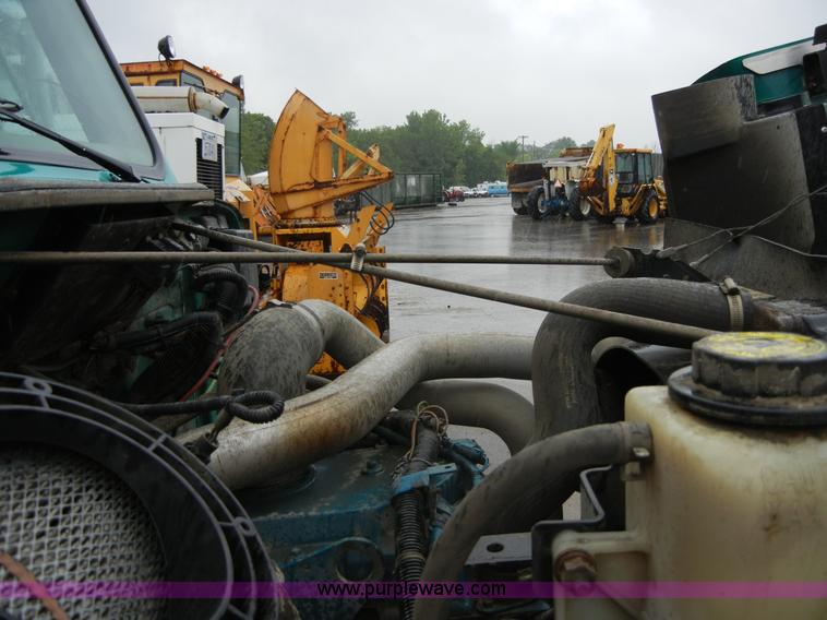 image for item 2253 2001 International 4900 single axle dump truck