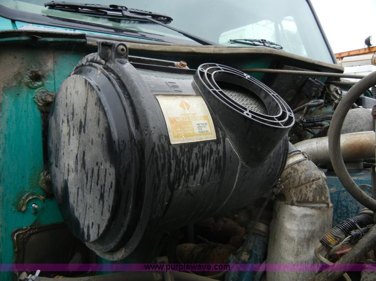 image for item 2253 2001 International 4900 single axle dump truck