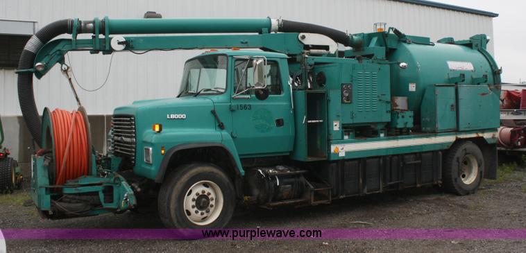 image for item 2266 1995 Ford LN8000 vac truck