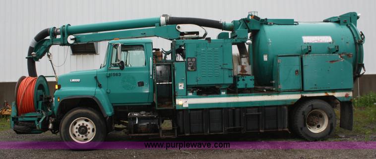image for item 2266 1995 Ford LN8000 vac truck