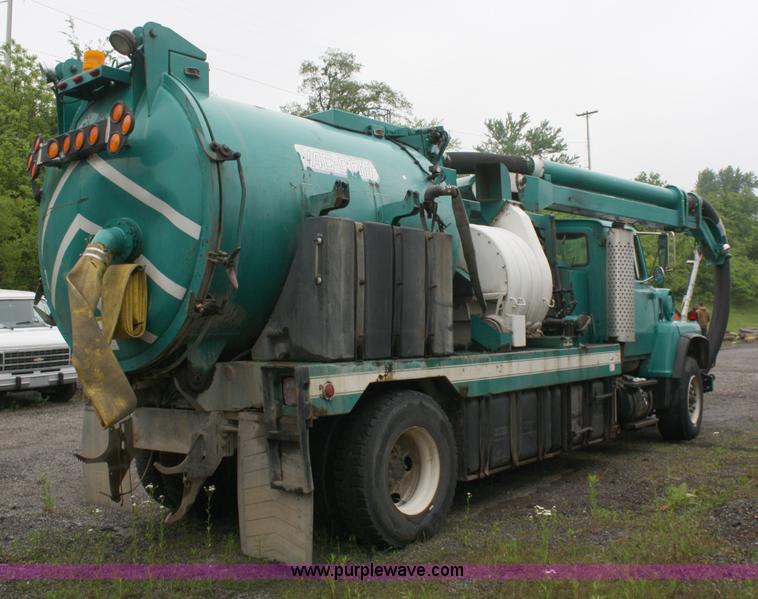 image for item 2266 1995 Ford LN8000 vac truck