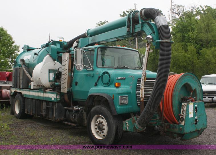 image for item 2266 1995 Ford LN8000 vac truck