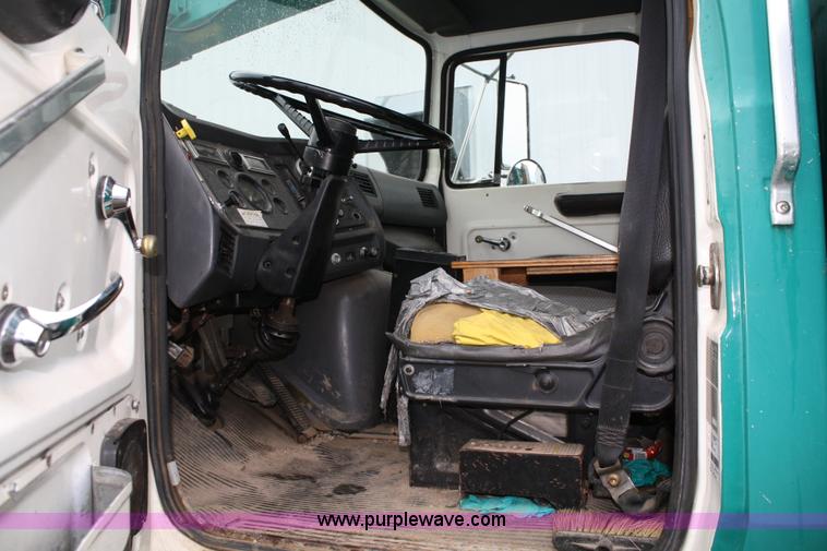 image for item 2266 1995 Ford LN8000 vac truck