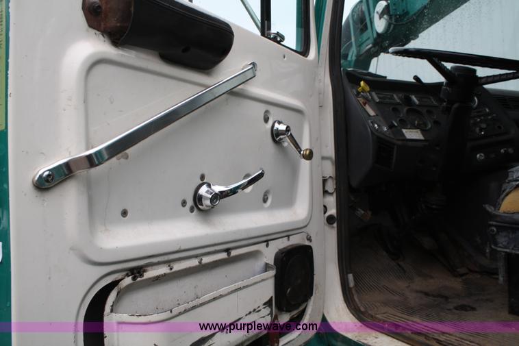 image for item 2266 1995 Ford LN8000 vac truck