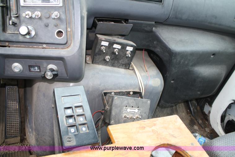 image for item 2266 1995 Ford LN8000 vac truck