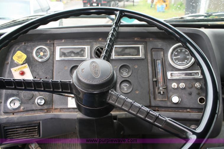 image for item 2266 1995 Ford LN8000 vac truck