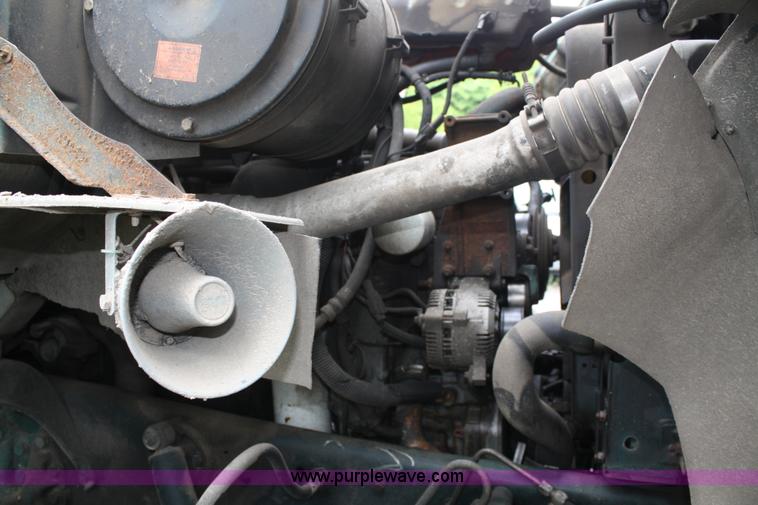 image for item 2266 1995 Ford LN8000 vac truck