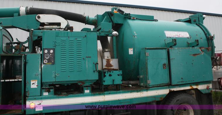 image for item 2266 1995 Ford LN8000 vac truck