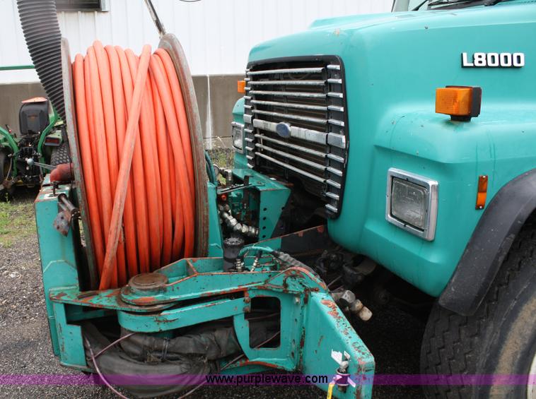 image for item 2266 1995 Ford LN8000 vac truck