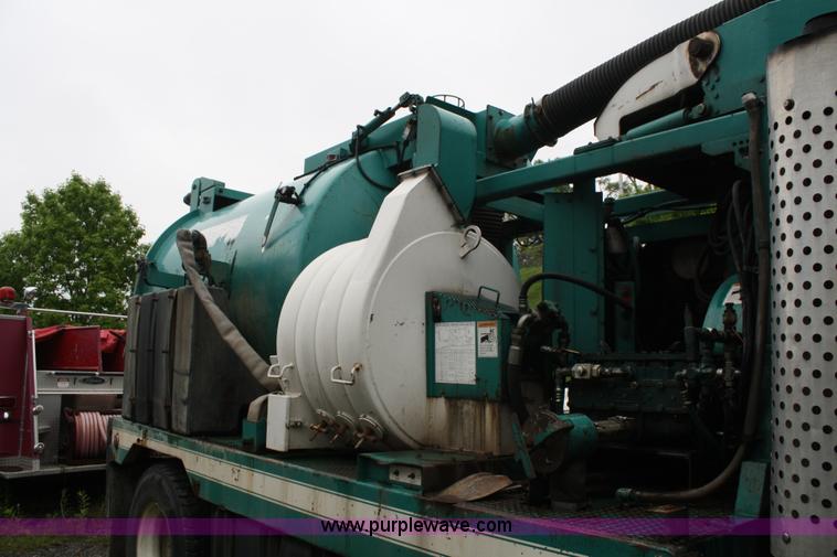 image for item 2266 1995 Ford LN8000 vac truck