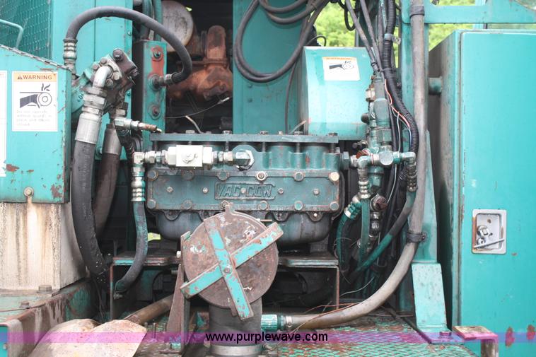 image for item 2266 1995 Ford LN8000 vac truck