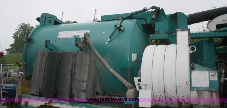 image for item 2266 1995 Ford LN8000 vac truck