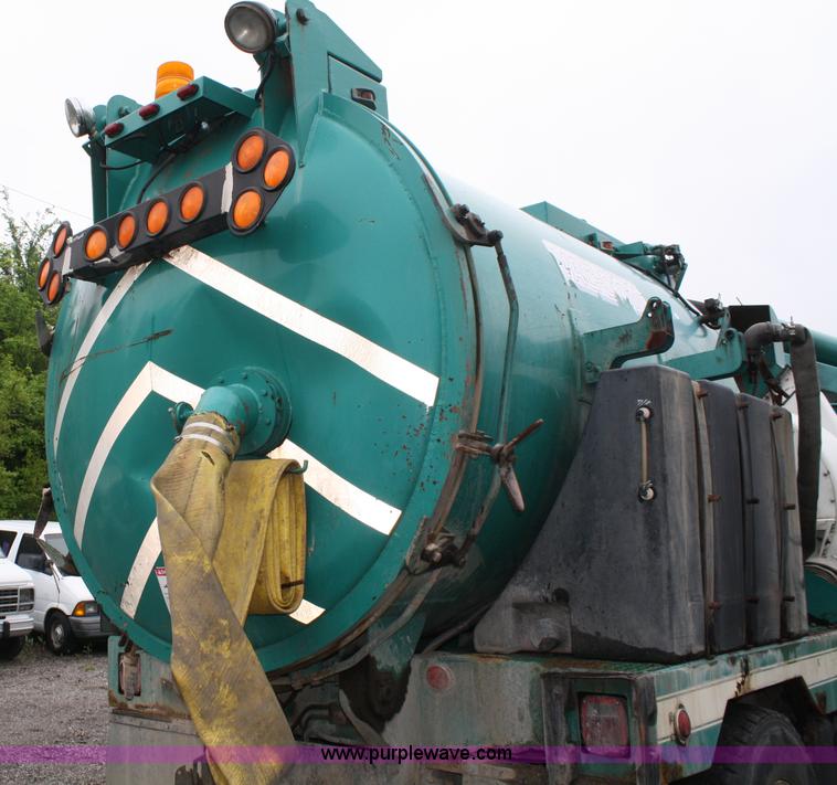 image for item 2266 1995 Ford LN8000 vac truck