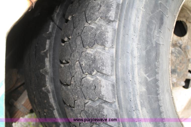 image for item 2266 1995 Ford LN8000 vac truck